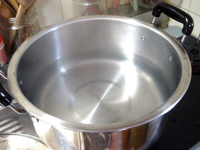 水を煮沸して塩素を取り除きます