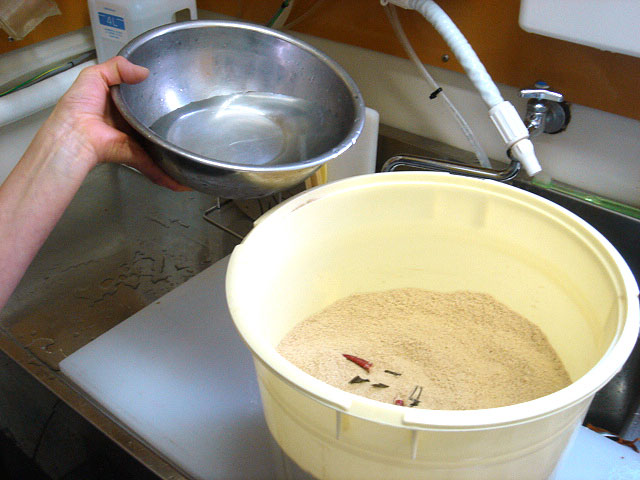 さまし水を加えて混ぜ合わせます